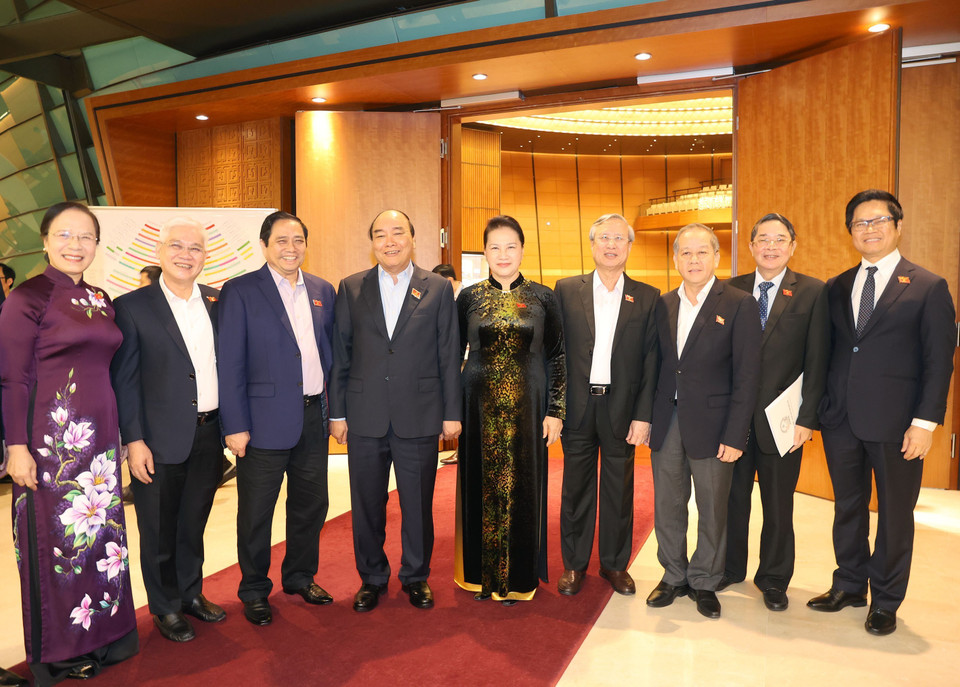 Chủ tịch Quốc hội Nguyễn Thị Kim Ngân và Thủ tướng Nguyễn Xuân Phúc với các đại biểu Quốc hội trong giờ giải lao. (Nguồn: TTXVN)