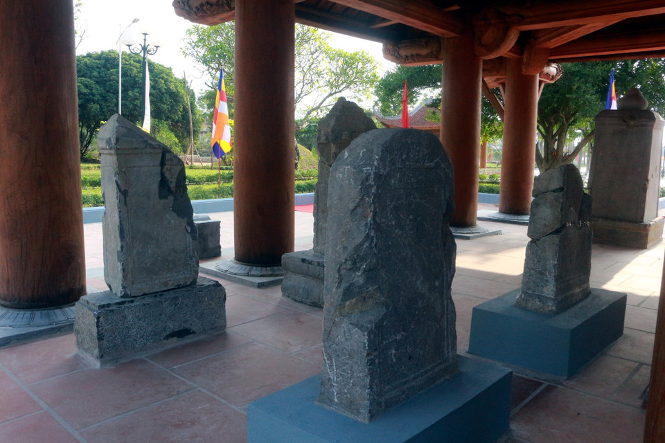 Các bia đá cổ còn lưu giữ tại chùa. (Nguồn: TTXVN phát)