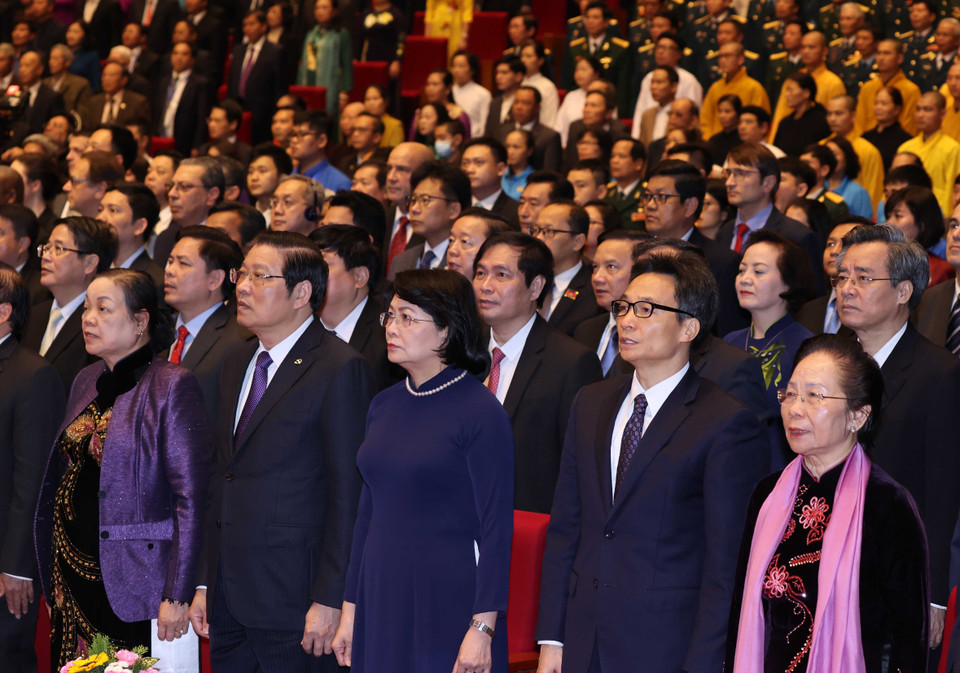 Các đồng chí lãnh đạo, nguyên lãnh đạo Đảng, Nhà nước thực hiện nghi thức chào cờ. (Ảnh: Thống Nhất/TTXVN)