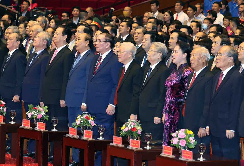 Các vị lãnh đạo, nguyên lãnh đạo Đảng, Nhà nước thực hiện nghi thức chào cờ. (Ảnh: Thống Nhất/TTXVN)