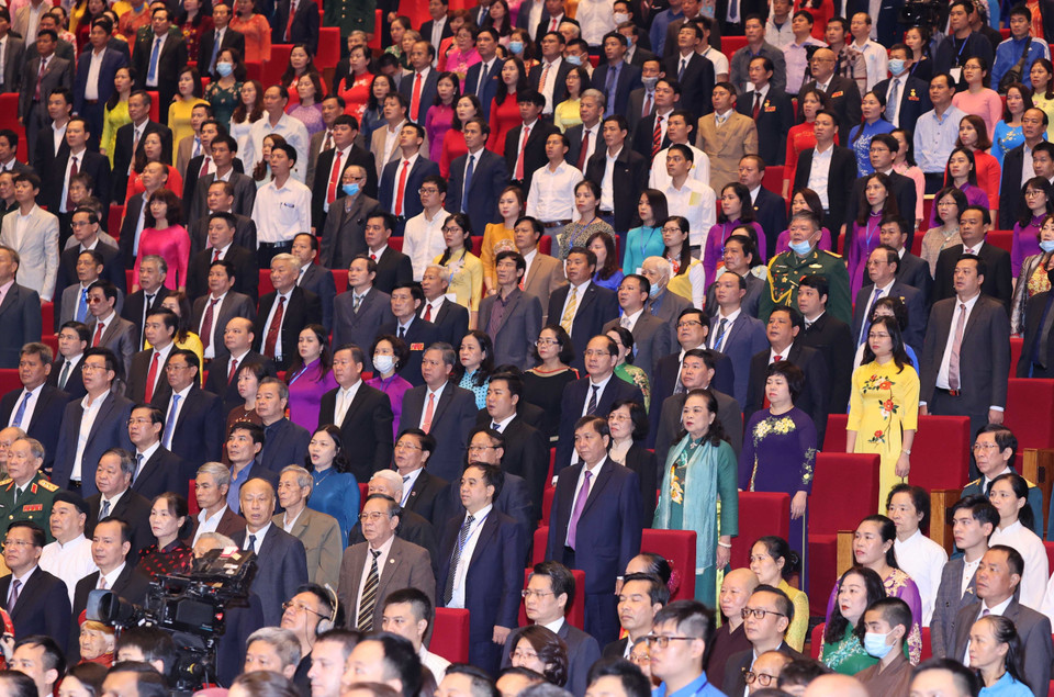 Các đại biểu thực hiện nghi thức chào cờ. (Ảnh: Thống Nhất/TTXVN)