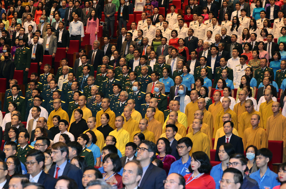 Các đại biểu thực hiện nghi thức chào cờ. (Ảnh: Thống Nhất/TTXVN)