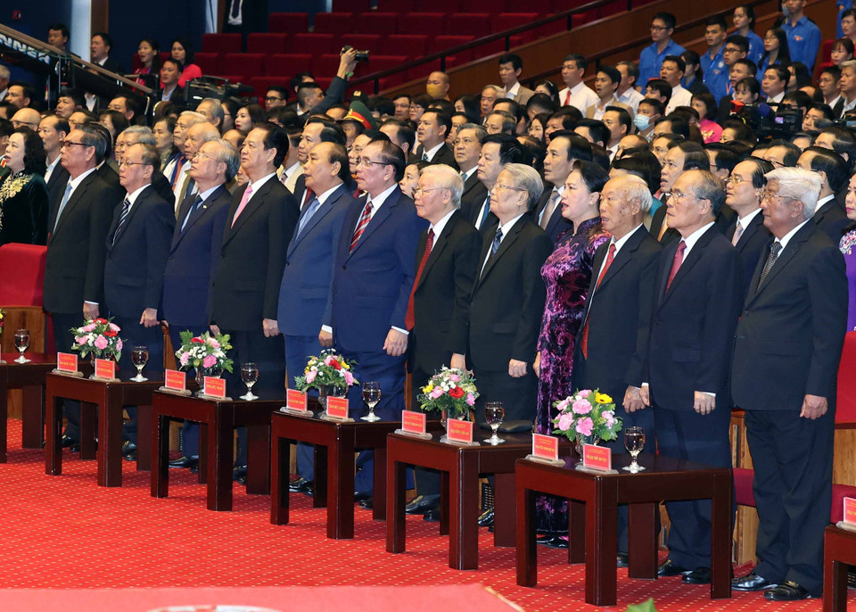 Các vị lãnh đạo, nguyên lãnh đạo Đảng, Nhà nước thực hiện nghi thức chào cờ. (Ảnh: Thống Nhất/TTXVN)