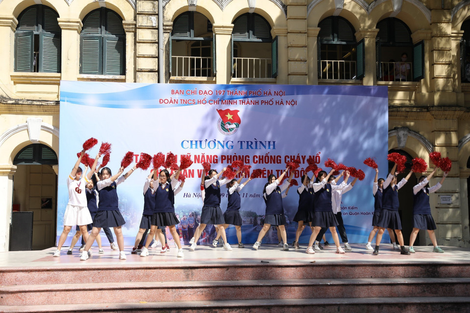 Mỗi thầy cô giáo trong nhà trường luôn xác định Giáo dục và rèn luyện học sinh mạnh về thể chất, sáng về trí tuệ, giàu về tâm hồn, kỹ năng sống tốt, có tinh thần trách nhiệm và nỗ lực sáng tạo không ngừng để trở thành những công dân toàn cầu trong thời kỳ hội nhập Quốc tế. (Ảnh: Minh Quyết/TTXVN)