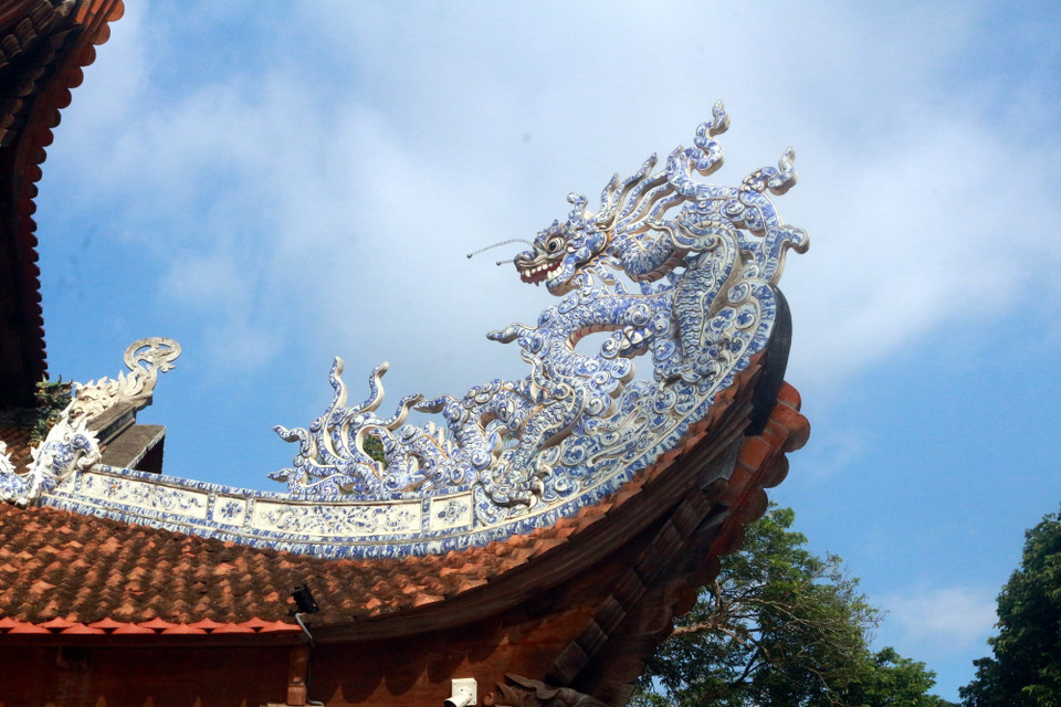 Phần cong của mái chùa được trang trí bằng đất nung tráng men theo lối kiến trúc nhà Trần. (Nguồn: TTXVN phát)