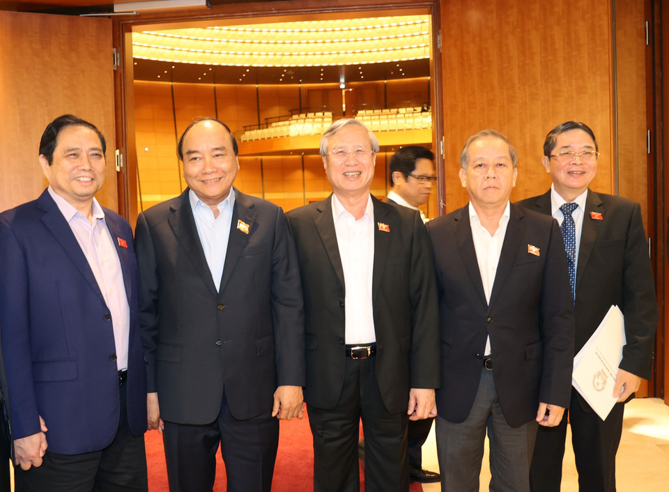 Thủ tướng Nguyễn Xuân Phúc với các đại biểu Quốc hội trong giờ giải lao. (Nguồn: TTXVN)