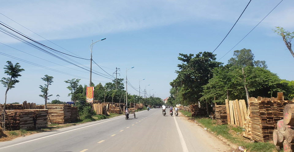 Phơi gỗ nguyên liệu tại thôn Đông làng mộc truyền thống Yên Lạc. (Ảnh: Hoàng Hùng/TTXVN)