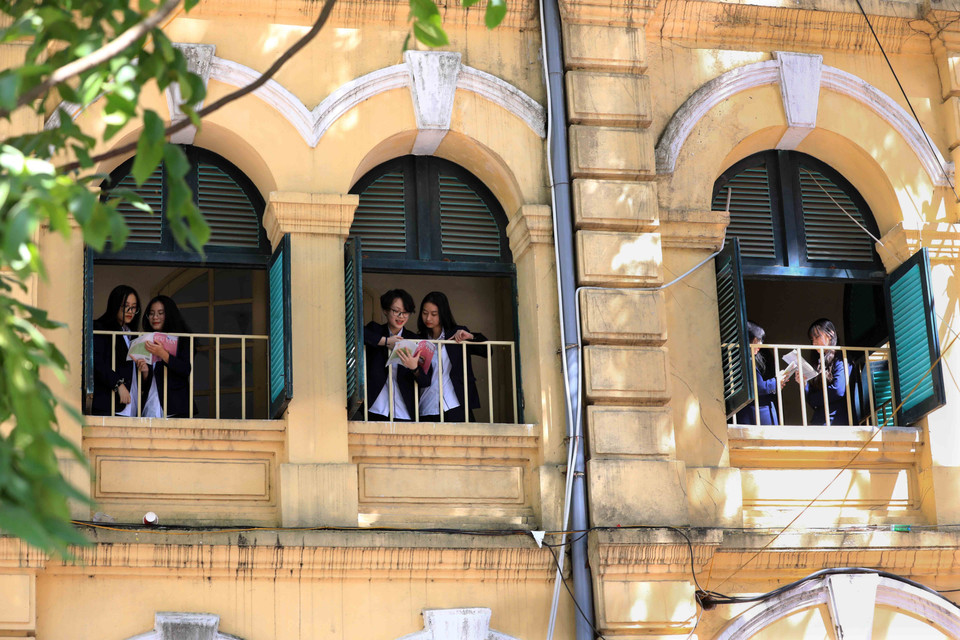 Những hành lang, khung cửa cổ kính của trường THPT Việt Đức là nơi yêu thích để ôn bài của các thế hệ học sinh. (Ảnh: Thành Đạt/TTXVN)