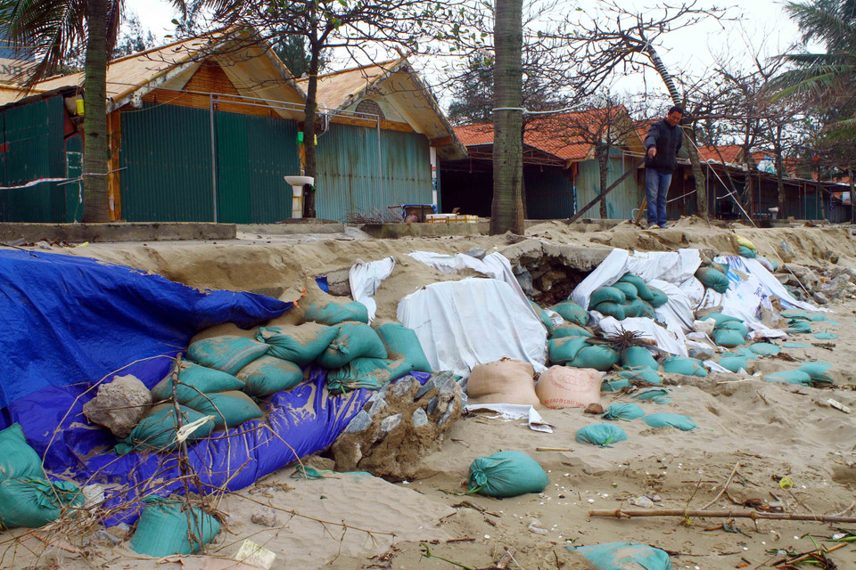 Sạt lở, xâm thực vào sâu trong đất liền, uy hiếp các hộ sản xuất kinh doanh du lịch nằm dọc bãi biển Cửa Lò. (Ảnh: Tá Chuyên/TTXVN)