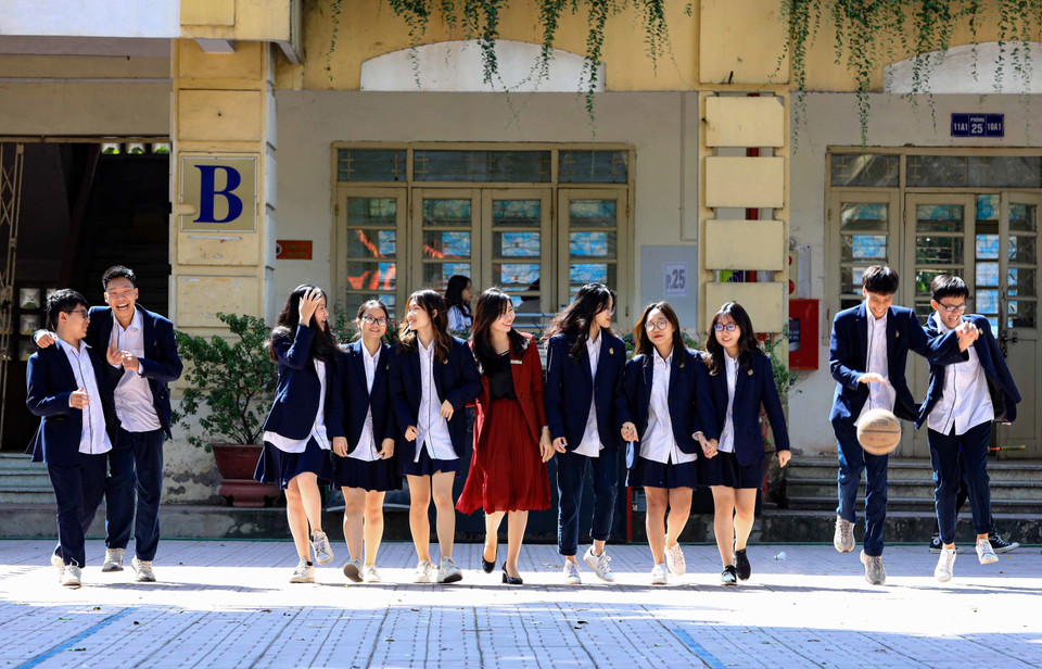 Cô trò trường Trung học Phổ thông Việt Đức trên sân trường một sáng mùa Thu. (Ảnh: Thành Đạt/TTXVN)