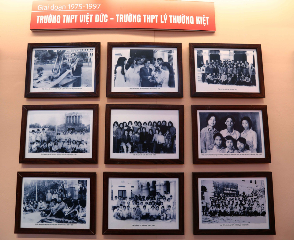 Những bức tranh ghi lại những cột mốc lịch sử của trường THPT Việt Đức qua các thời kỳ. (Ảnh: Thành Đạt/TTXVN)