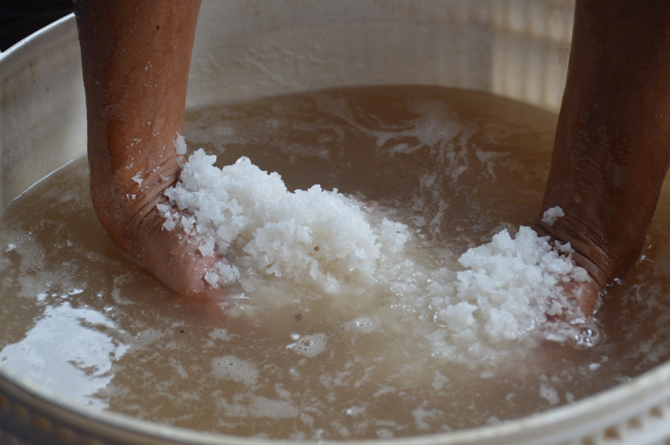 Công đoạn pha nước muối để muối ba khía. (Ảnh: Huỳnh Anh/TTXVN)