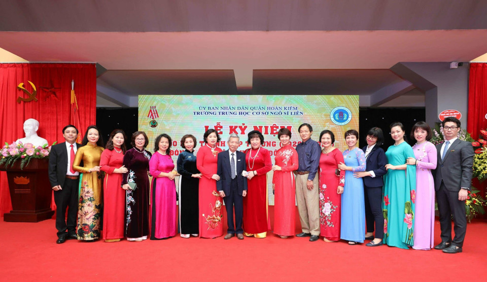 Ban giám hiệu nhà trường qua các thời kỳ và các thầy cô chụp ảnh lưu niệm (Ảnh: Thanh Tùng/TTXVN)