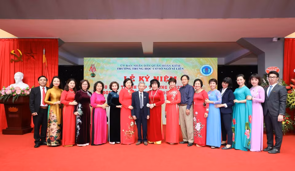 Ban giám hiệu nhà trường qua các thời kỳ và các thầy cô chụp ảnh lưu niệm (Ảnh: Thanh Tùng/TTXVN)