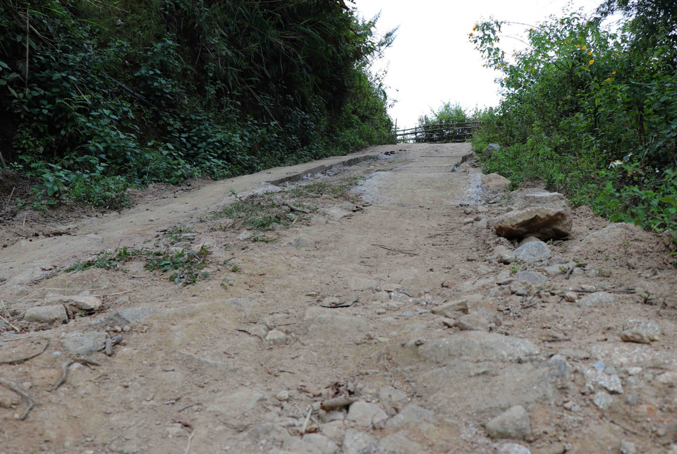 Đường giao thông bị hư hỏng nặng do xe chở cát tải trọng lớn băm nát. (Ảnh: Xuân Tiến/TTXVN)