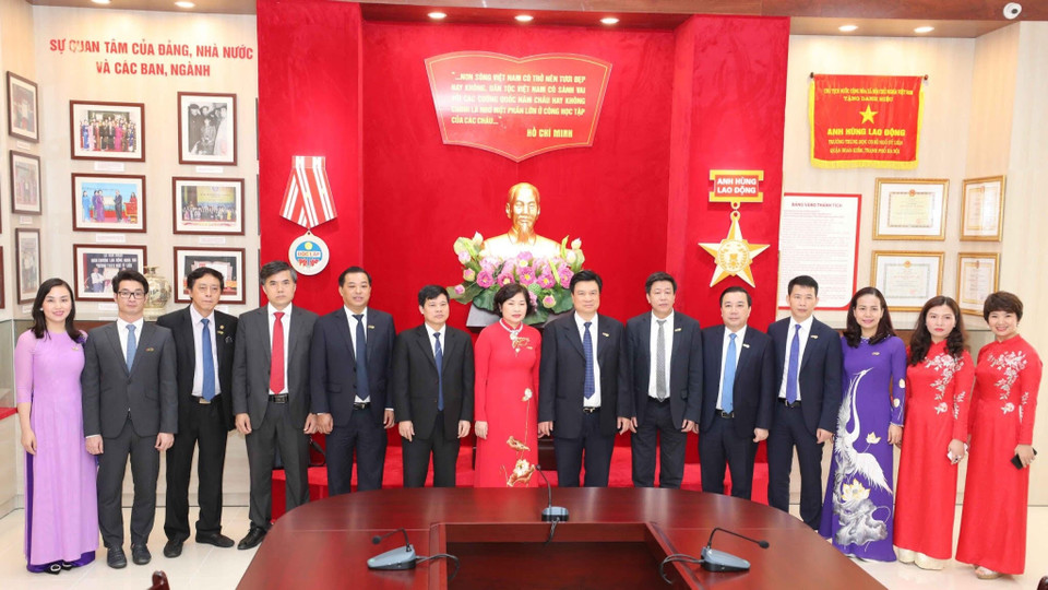 Các đại biểu chụp ảnh kỷ niệm tại phòng truyền thống (Ảnh: Thanh Tùng/TTXVN)