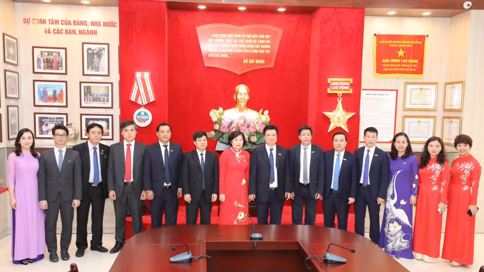 Các đại biểu chụp ảnh kỷ niệm tại phòng truyền thống (Ảnh: Thanh Tùng/TTXVN)