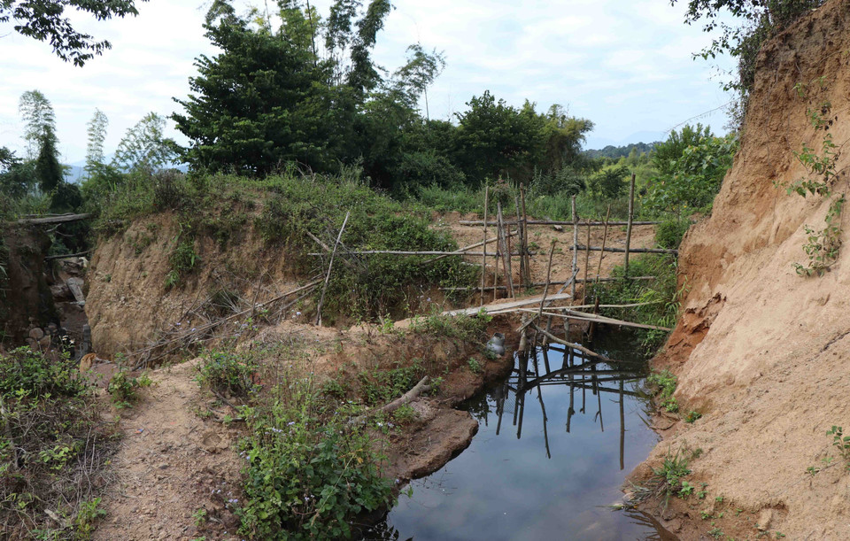 Địa hình bị biến dạng, môi trường sinh cảnh suy giảm chất lượng tại khu vực khai thác cát trái phép. (Ảnh: Xuân Tiến/TTXVN)