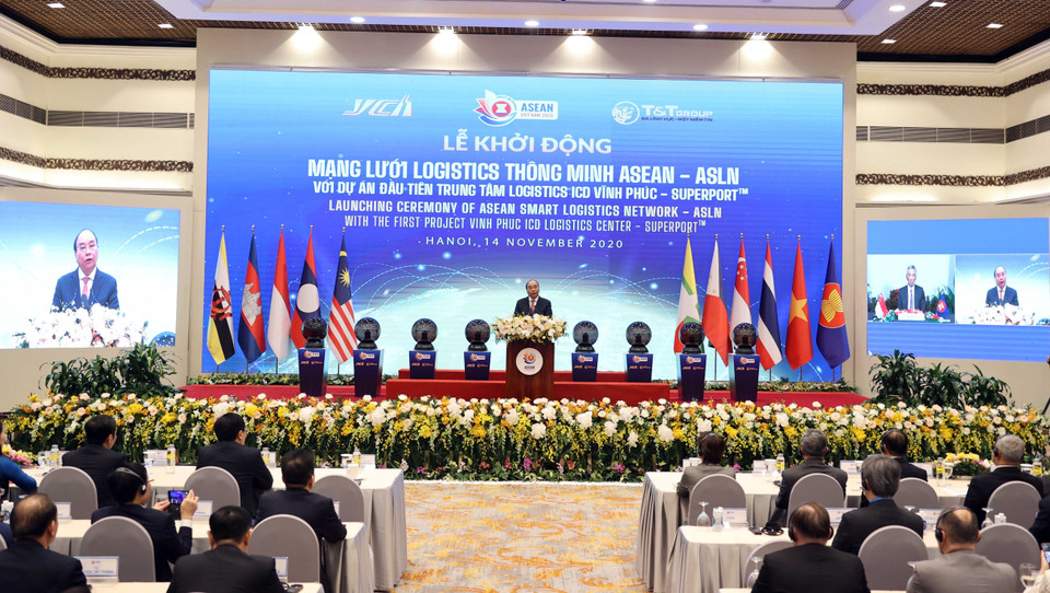 Thủ tướng Nguyễn Xuân Phúc, Chủ tịch ASEAN 2020, phát biểu tại Lễ khởi động Mạng lưới Logistics thông minh ASEAN - ASLN tại điểm cầu Hà Nội. (Ảnh: Thống Nhất/TTXVN)