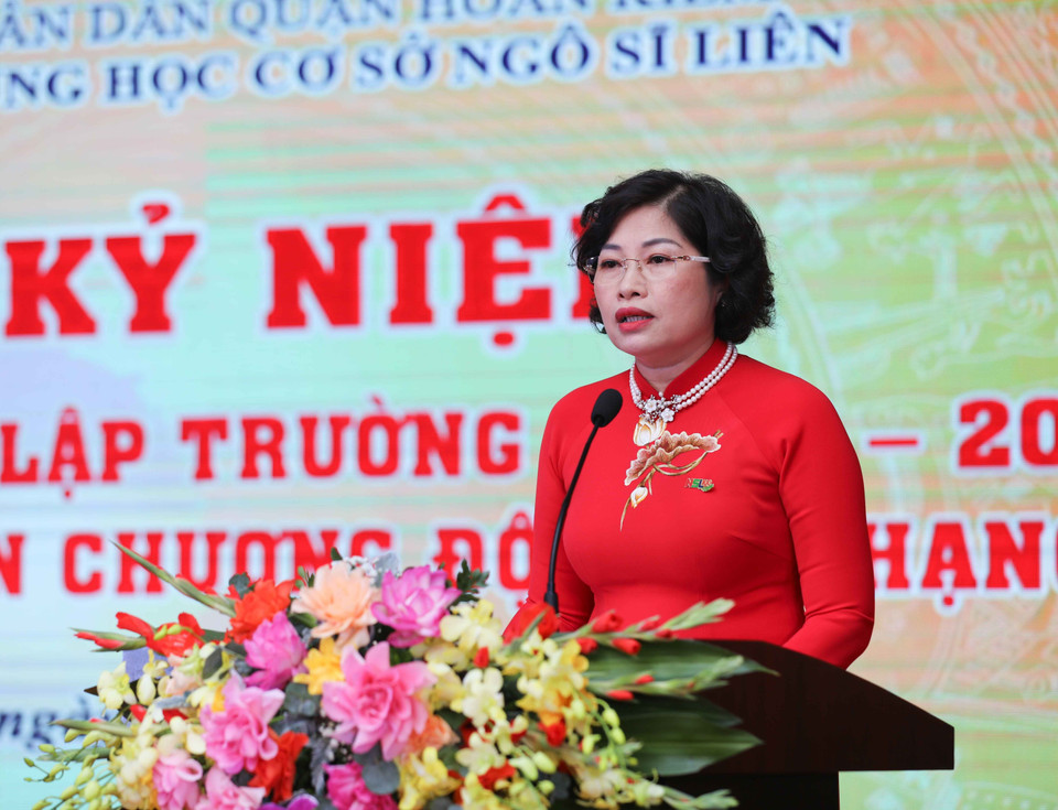 Nhà giáo Phạm Thu Hà, Hiệu trưởng Trung học cơ sở Ngô Sĩ Liên ôn lại truyền thống lịch sử 100 năm tuổi của nhà trường. (Ảnh: Thanh Tùng/TTXVN)