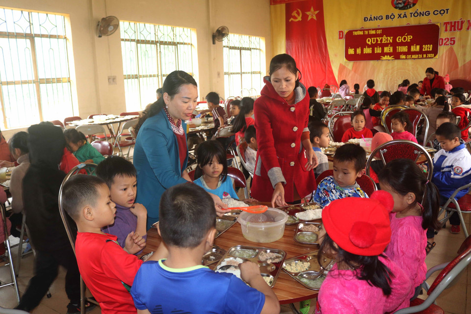 Một bữa ăn bán trú của học sinh Trường Tiểu học xã Tổng Cọt, huyện Hà Quảng, tỉnh Cao Bằng. (Ảnh: Chu Hiệu/TTXVN)