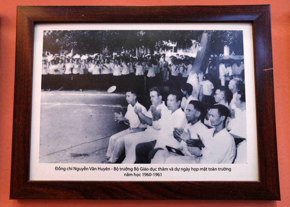 Những bức tranh ghi lại những cột mốc lịch sử của trường THPT Việt Đức qua các thời kỳ. (Ảnh: Thành Đạt/TTXVN)