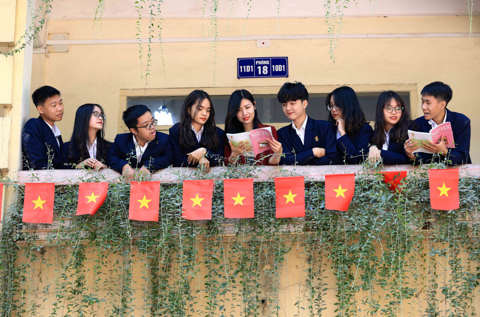 Với sự dạy dỗ và dìu dắt của các thế hệ thầy cô giáo có trình độ và tâm huyết với nghề, hàng chục vạn học sinh đã trưởng thành từ mái trường này, trở thành những công dân tốt , sống có lý tưởng và có tri thức khoa học vững vàng, đóng góp không nhỏ vào sự nghiệp xây dựng và phát triển kinh tế - xã hội của Thủ đô và đất nước. (Ảnh: Thành Đạt/TTXVN)