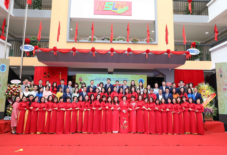 Toàn thể giáo viên nhà trường (Ảnh: Thanh Tùng/TTXVN)