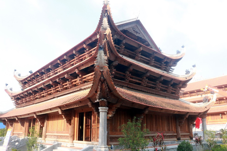 Chùa được làm chủ yếu bằng gỗ lim. (Nguồn: TTXVN phát)