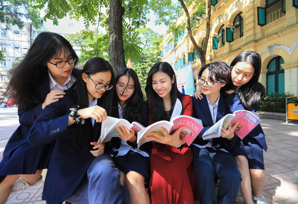 Với sự dạy dỗ và dìu dắt của các thế hệ thầy cô giáo có trình độ và tâm huyết với nghề, hàng chục vạn học sinh đã trưởng thành từ mái trường này, trở thành những công dân tốt , sống có lý tưởng và có tri thức khoa học vững vàng, đóng góp không nhỏ vào sự nghiệp xây dựng và phát triển kinh tế-xã hội của Thủ đô và đất nước. (Ảnh: Thành Đạt/TTXVN)