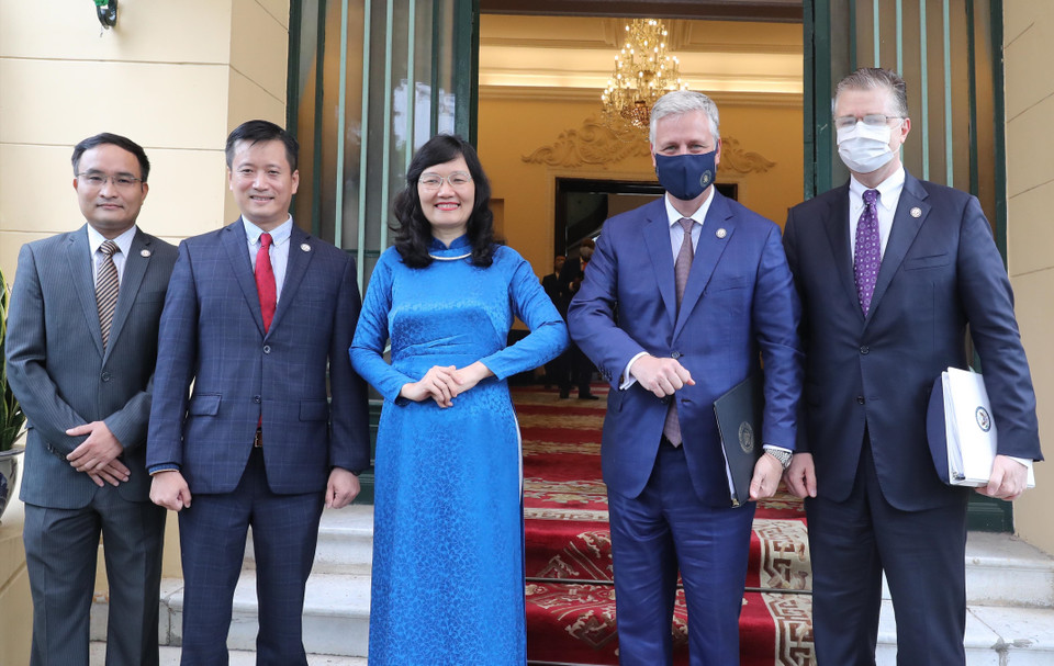Cố vấn An ninh Quốc gia Mỹ Robert O’Brien và Đại sứ Hoa Kỳ tại Việt Nam Daniel J. Kritenbrink (phải) dự buổi nói chuyện với sinh viên. (Ảnh: Lâm Khánh/TTXVN)