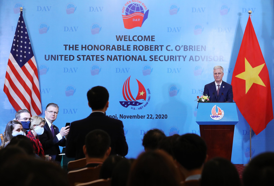 Cố vấn An ninh Quốc gia Mỹ Robert O’Brien lắng nghe những câu hỏi của sinh viên Học viên Ngoại giao. (Ảnh: Lâm Khánh/TTXVN)