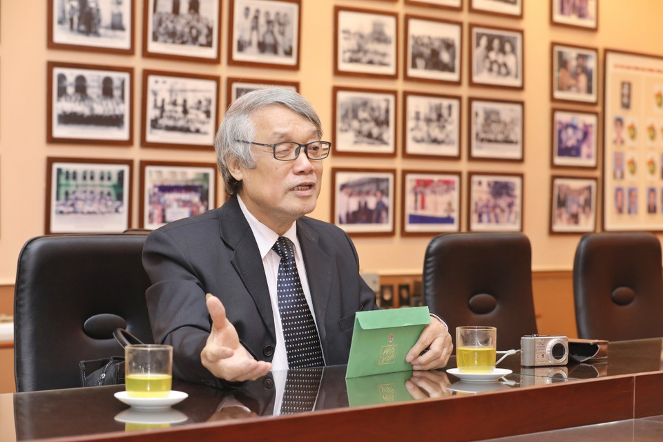 Vào dịp này, nhiều thế hệ học sinh trở về ngôi trường Việt Đức, ôn lại những kỷ niệm xưa dưới mái trường của thời học sinh phổ thống đáng nhớ. (Ảnh: Minh Quyết/TTXVN)