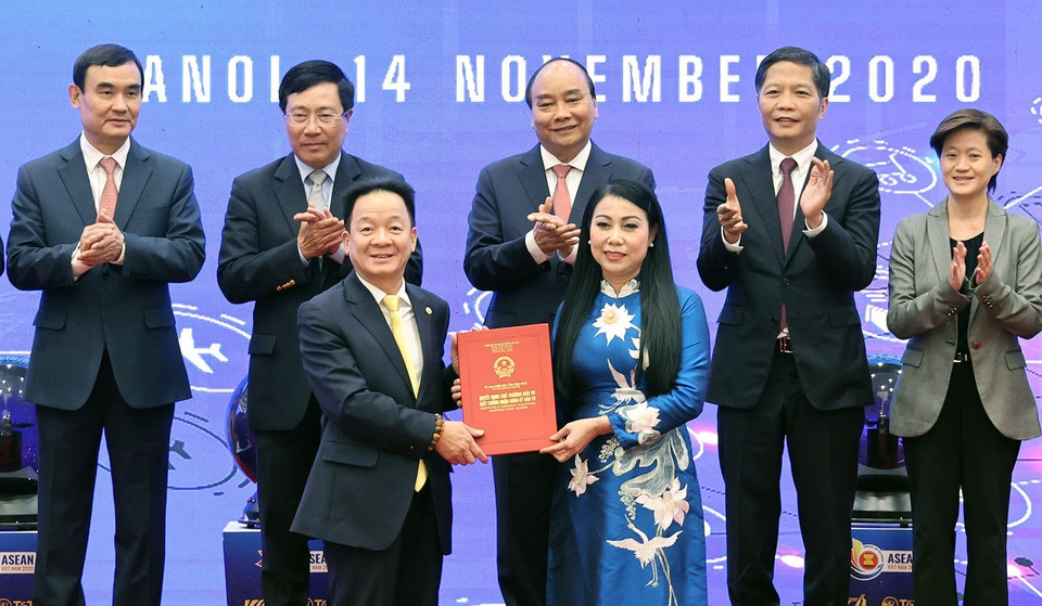 Thủ tướng Nguyễn Xuân Phúc, Chủ tịch ASEAN 2020 và Thủ tướng Singapore Lý Hiển Long cùng các đại biểu chứng kiến Lễ trao Quyết định chủ trương đầu tư dự án Logistics ICD Vĩnh Phúc giữa bà Hoàng Thị Thuý Lan, Bí thư tỉnh ủy Vĩnh Phúc cho ông Đỗ Quang Hiển, Chủ tịch Hội đồng quản trị, kiêm Tổng giám đốc T&amp;T. (Ảnh: Thống Nhất/TTXVN)