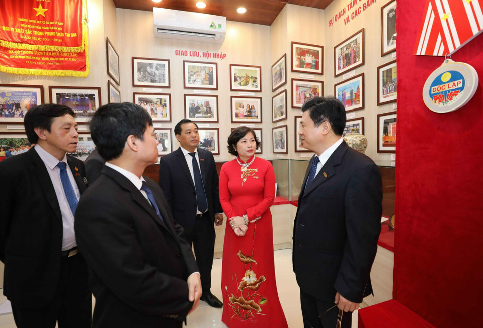 Các đại biểu tham quan phòng truyền thống. (Ảnh: Thanh Tùng/TTXVN)