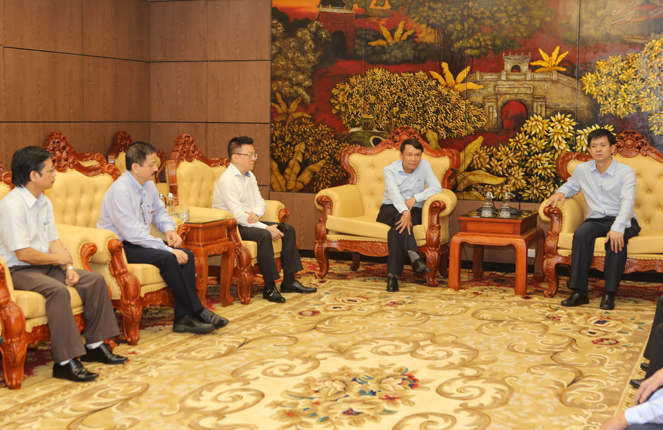 Ông Lê Quang Tùng, Ủy viên Dự khuyết Trung ương Đảng, Bí thư Tỉnh ủy cùng các vị lãnh đạo tỉnh Quảng Trị gặp mặt Đoàn công tác Thông tấn xã Việt Nam. (Ảnh: Hồ Cầu/TTXVN)