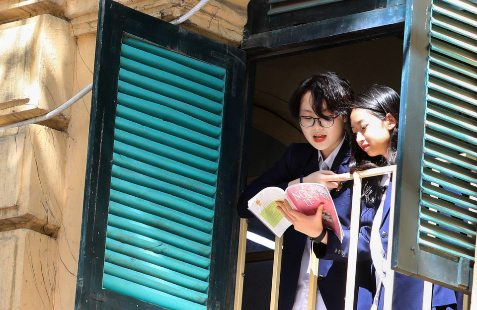 Những hành lang, khung cửa cổ kính của trường THPT Việt Đức là nơi yêu thích để ôn bài của các thế hệ học sinh. (Ảnh: Thành Đạt/TTXVN)