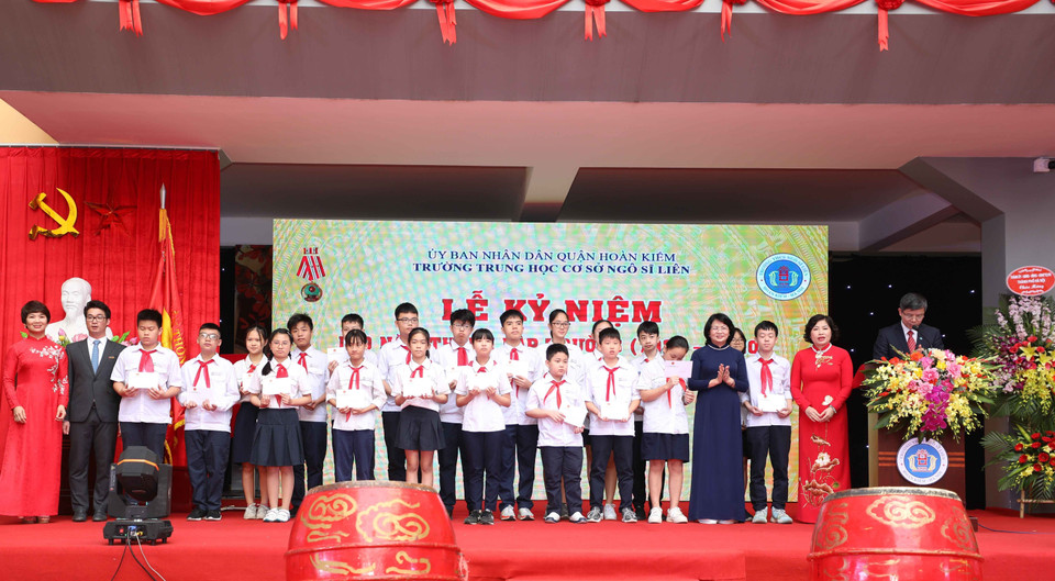 Phó Chủ tịch nước Đặng Thị Ngọc Thịnh trao học bổng cho các học sinh trường Trung học cơ sở Ngô Sĩ Liên. (Ảnh: Thanh Tùng/TTXVN)