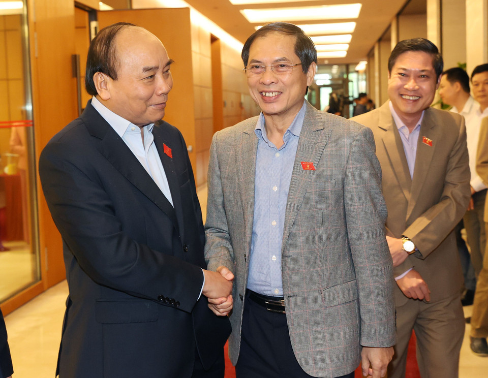 Thủ tướng Nguyễn Xuân Phúc với các đại biểu Quốc hội trong giờ giải lao. (Nguồn: TTXVN)