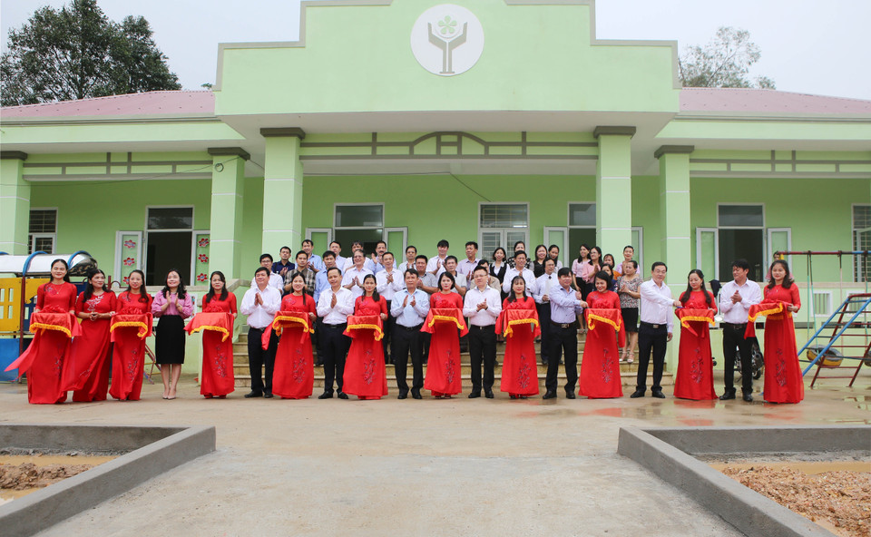 Nhân chuyến thăm và làm việc tại Quảng Trị, ngày 3/11, tại xã Triệu Tài, Đoàn công tác Thông tấn xã Việt Nam phối hợp với Ủy ban Nhân dân huyện Triệu Phong, tỉnh Quảng Trị tổ chức lễ khánh thành, bàn giao Trường mầm non Triệu Tài. Ngôi trường có tổng kinh phí gần 2 tỷ đồng, do Thông tấn xã Việt Nam và Quỹ Thiện Tâm-Tập đoàn Vingroup tài trợ. (Ảnh: Hồ Cầu/TTXVN)