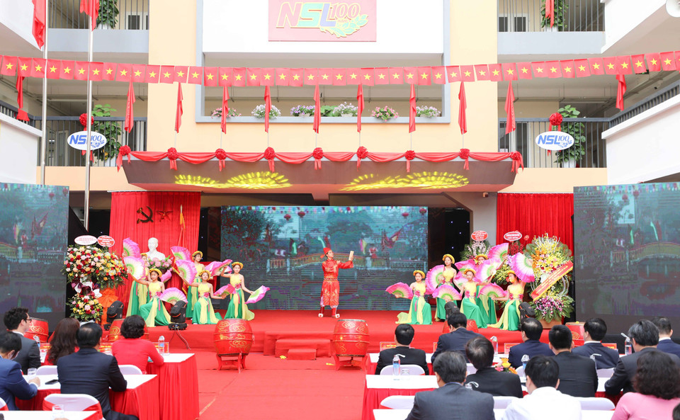 Tiết mục văn nghệ chào mừng của giáo viên và học sinh nhà trường. (Ảnh: Thanh Tùng/TTXVN)