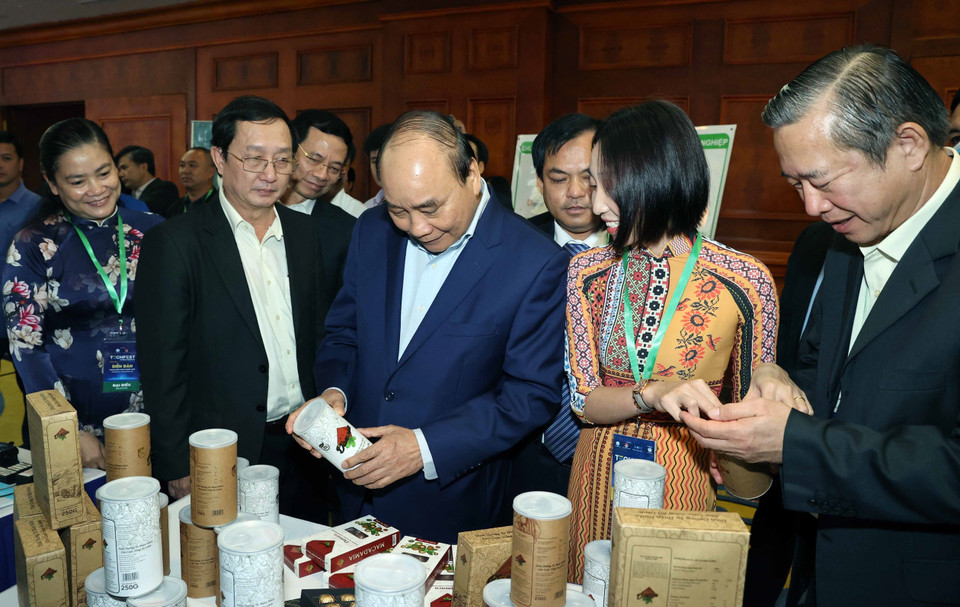 Thủ tướng Nguyễn Xuân Phúc thăm các gian hàng trưng bày sản phẩm tại diễn đàn. (Ảnh: Thống Nhất/TTXVN)