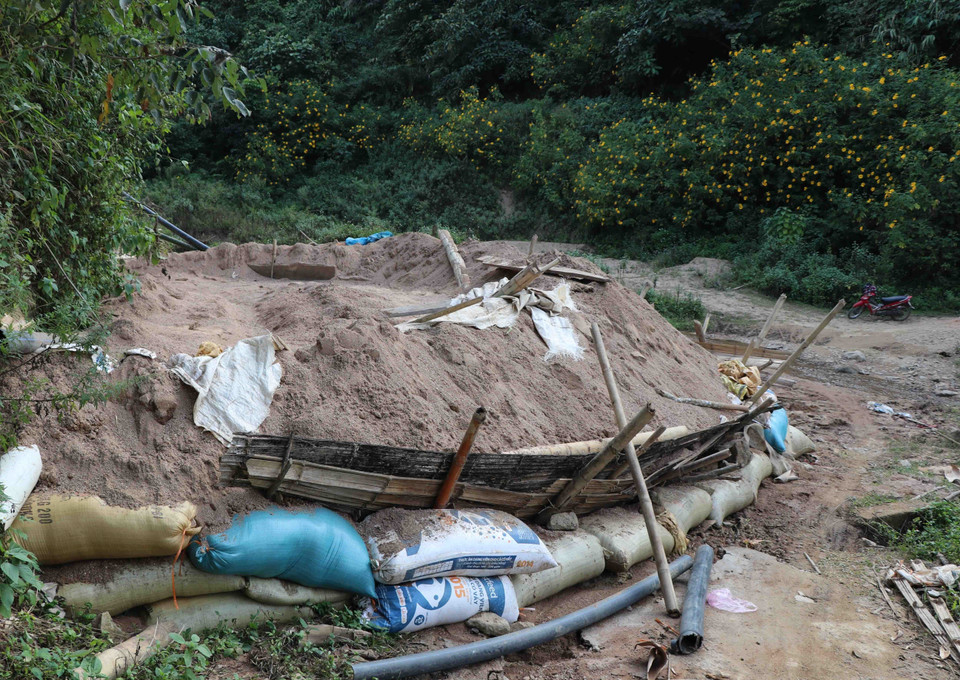 Một bãi cát lớn được tập kết tại khu vực rìa rừng, dưới chân núi Pú Huốt (bản Khá, xã Mường Phăng). (Ảnh: Xuân Tiến/TTXVN)