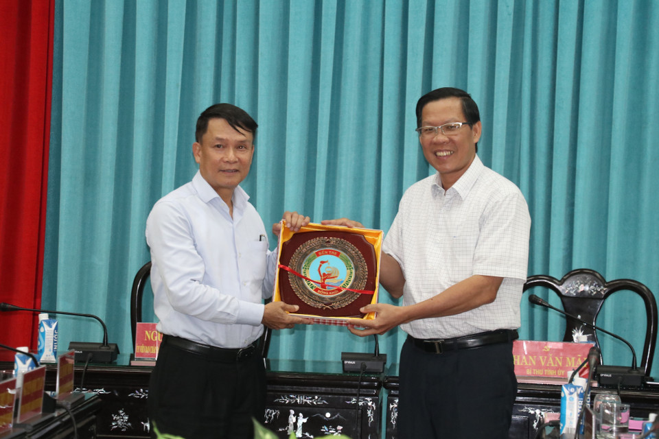 Bí thư Tỉnh ủy Bến Tre Phan Văn Mãi trao quà cho lãnh đạo Thông tấn xã Việt Nam. (Ảnh: Huỳnh Phúc Hậu/TTXVN)