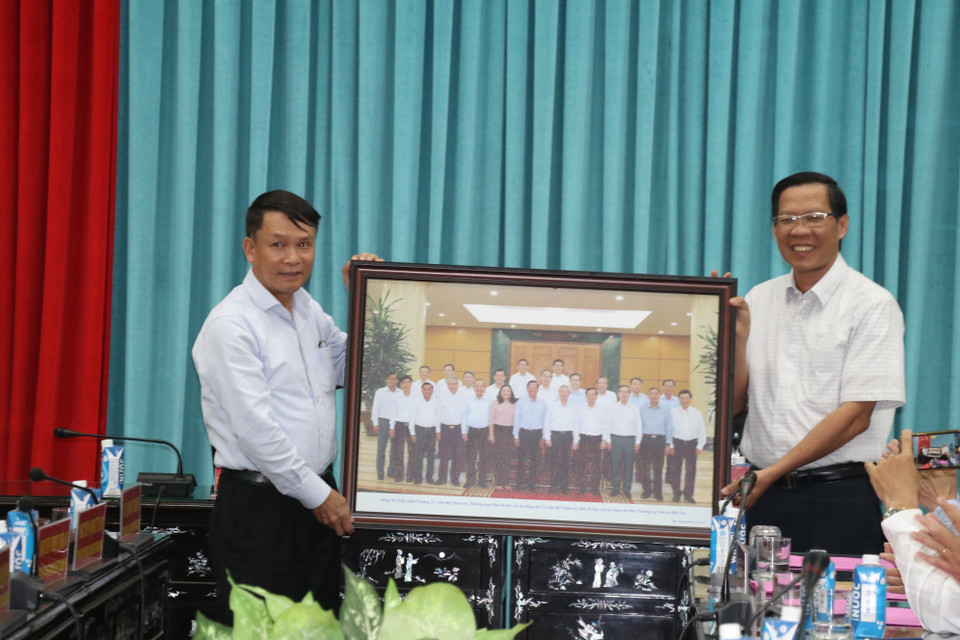 Lãnh đạo Thông tấn xã Việt Nam trao quà cho Bí thư Tỉnh ủy Bến Tre Phan Văn Mãi. (Ảnh: Huỳnh Phúc Hậu/TTXVN)