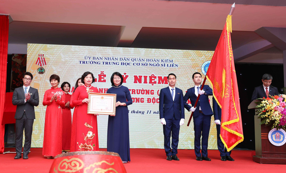 Phó Chủ tịch nước Đặng Thị Ngọc Thịnh trao Huân chương Độc lập hạng Nhì cho trường Trung học cơ sở Ngô Sĩ Liên. (Ảnh: Thanh Tùng/TTXVN)