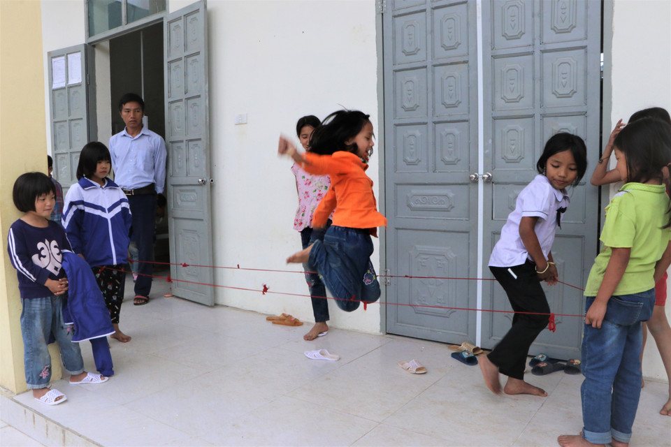 Ở bán trú ngoài việc học các em học sinh có nhiều bạn chơi. (Ảnh: Việt Hoàng/TTXVN)