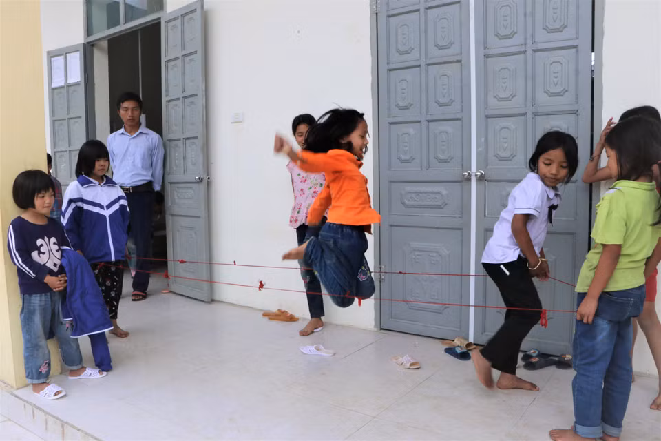 Ở bán trú ngoài việc học các em học sinh có nhiều bạn chơi. (Ảnh: Việt Hoàng/TTXVN)