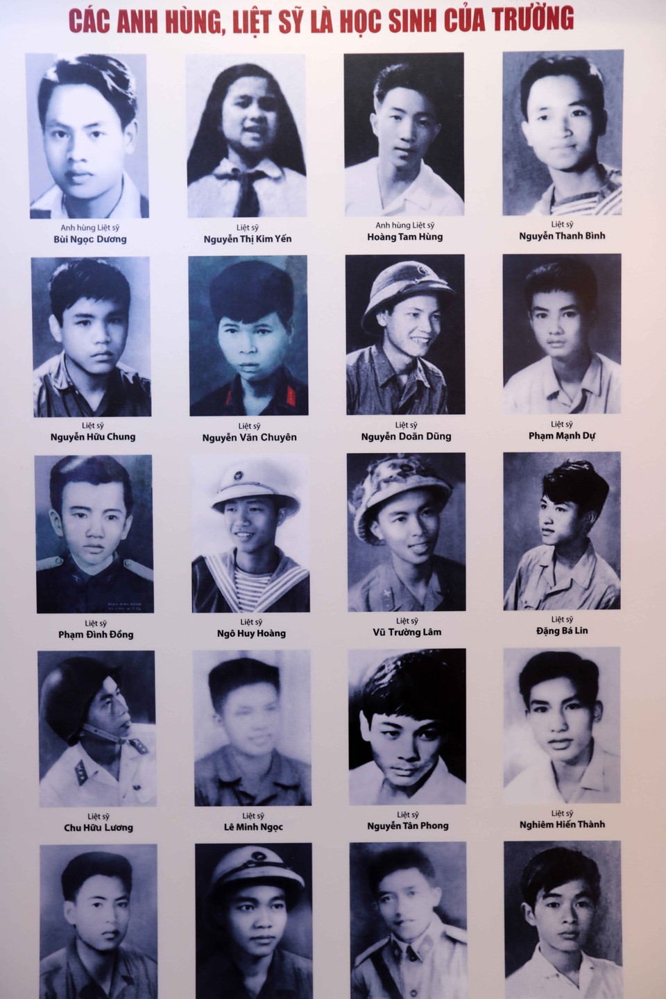 Lưu giữ chân dung các Anh hùng, Liệt sỹ là học sinh của trường THPT Việt Đức. (Ảnh: Thành Đạt/TTXVN)