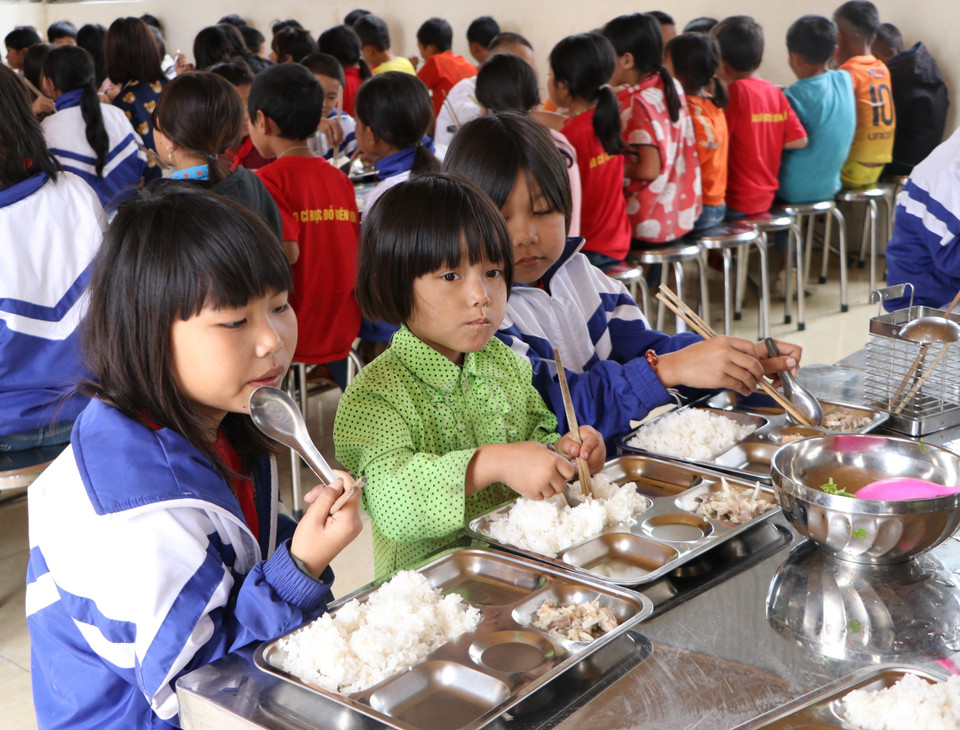 Hầu hết các em học sinh thích ở lại trường vì được ăn ngon hơn ở nhà. (Ảnh: Việt Hoàng/TTXVN)
